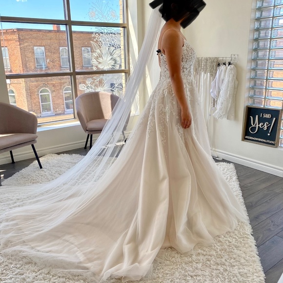 Wedding Dress - Picture 1 of 4